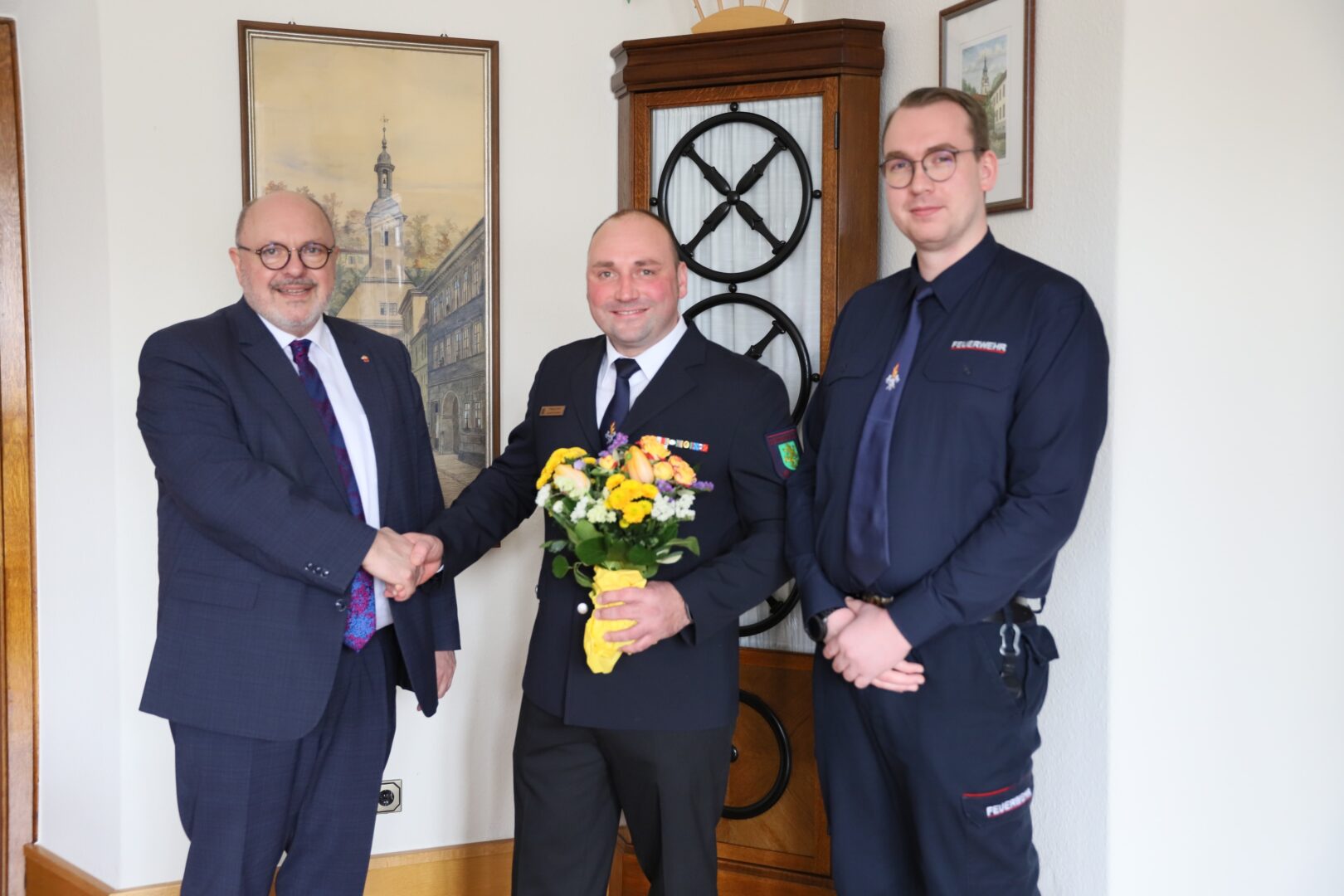 Bürgermeister Jörg Reichl (l.) und Feuerwehr-Fachdienstleiter Nils Spiewack gratulieren Wolfgang Lindner zur Beförderung. Foto: Michael Wirkner