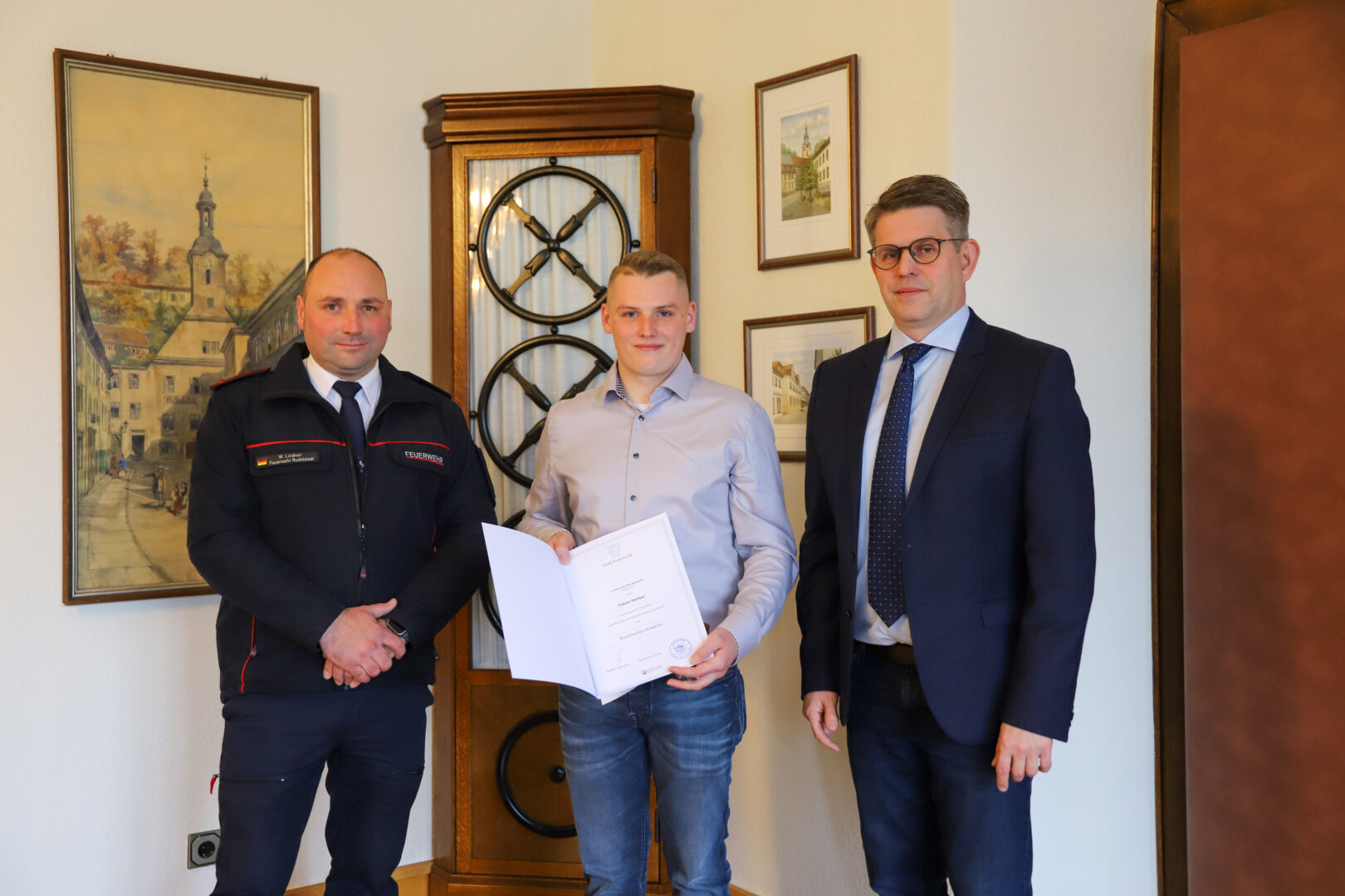 Fabian Hertzer (m.) mit Stadtbrandmeister Wolfgang Lindner und dem 1. Beigeordneten Mirko Schreiber. Foto: Michael Wirkner